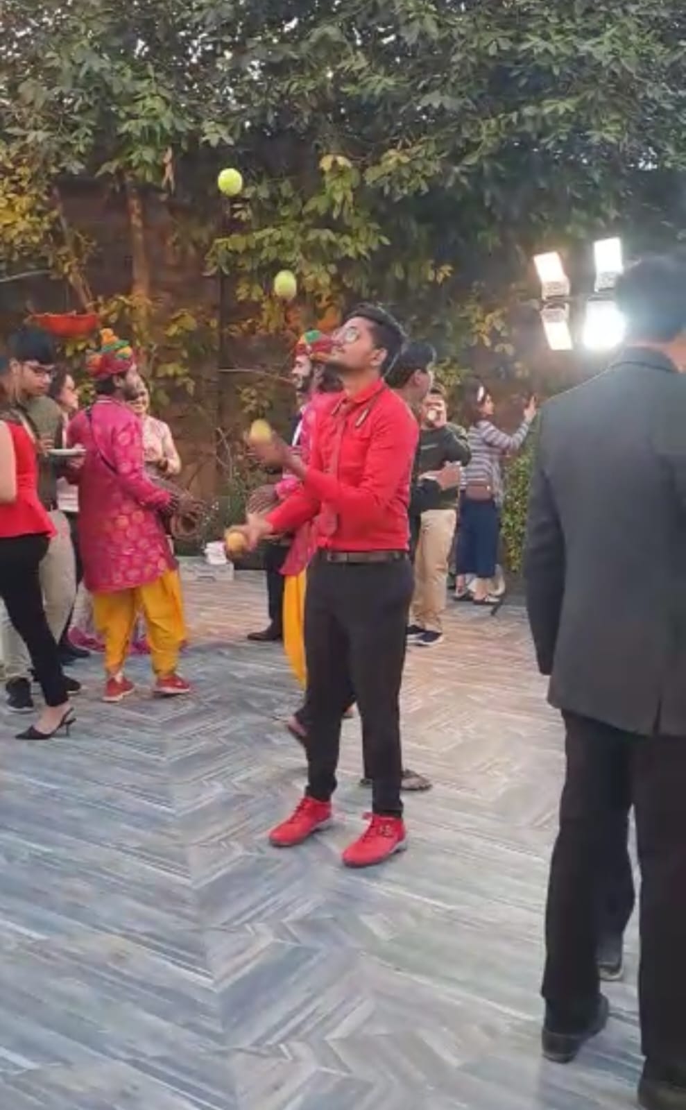  Juggling Show in tonk road